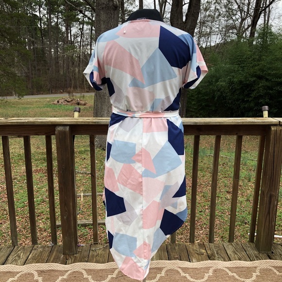 NWOT Geometrical Pattern Short Sleeve Dress - Picture 2 of 3